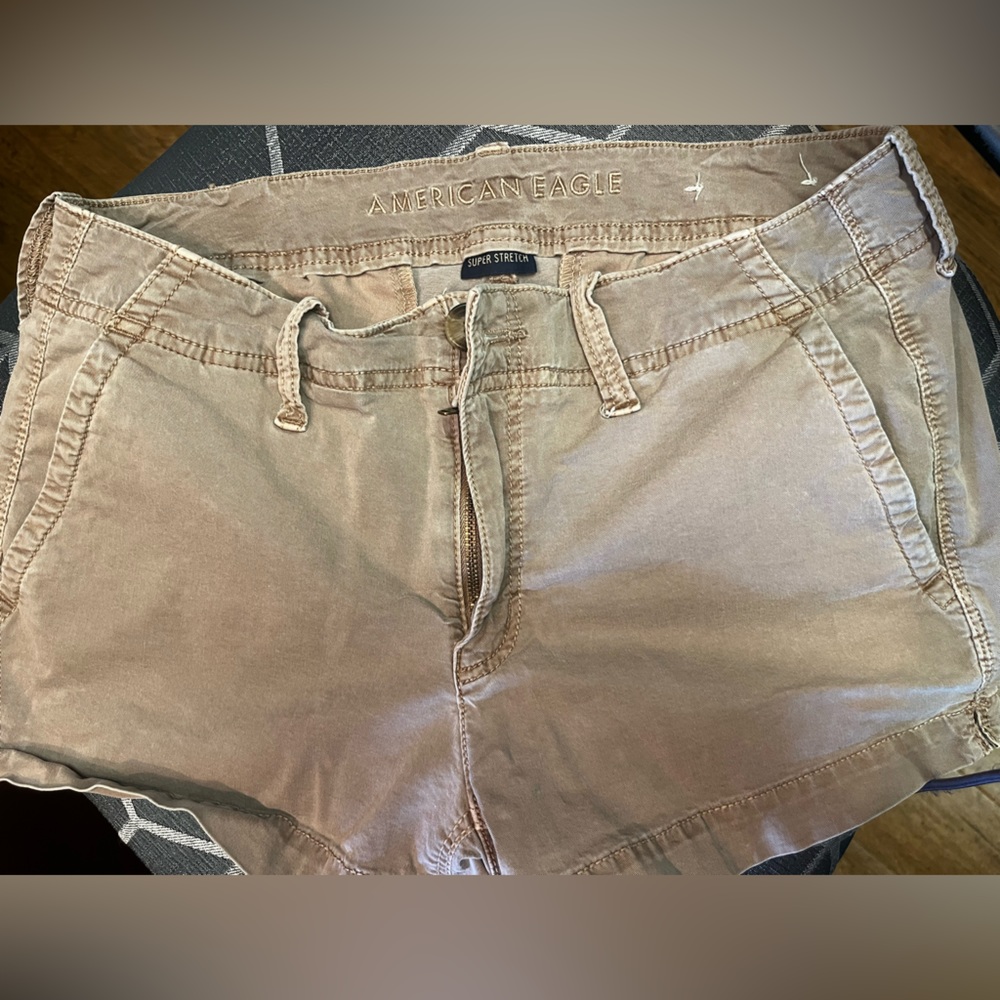 American Eagle size 8 khaki stretch shortie